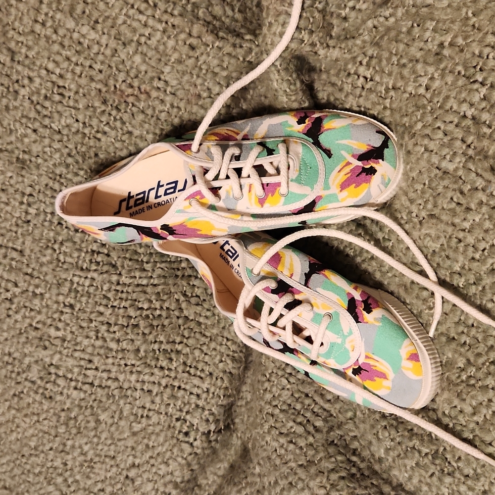 NWOT Startas low top sneaker